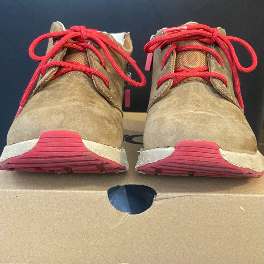 Kids UGG boot: waterproof with side zipper and laces